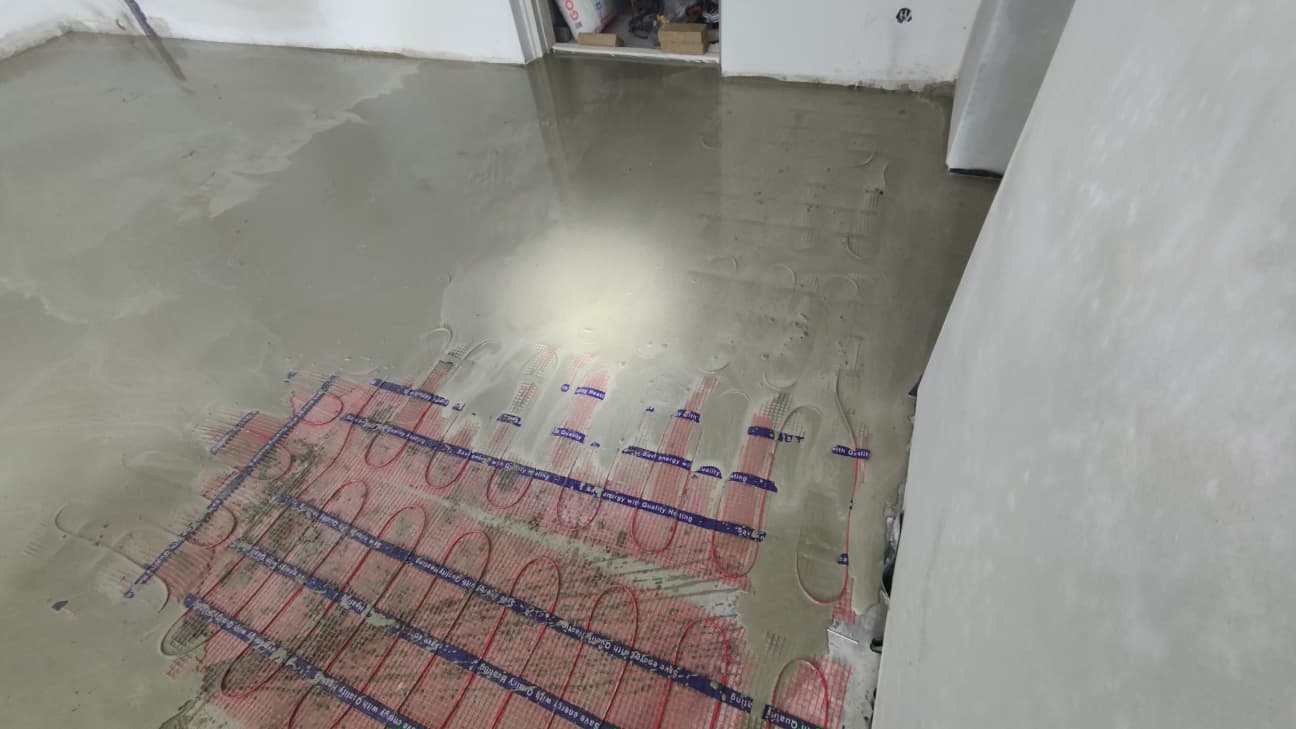 Electric underfloor heating installation during egaline pour