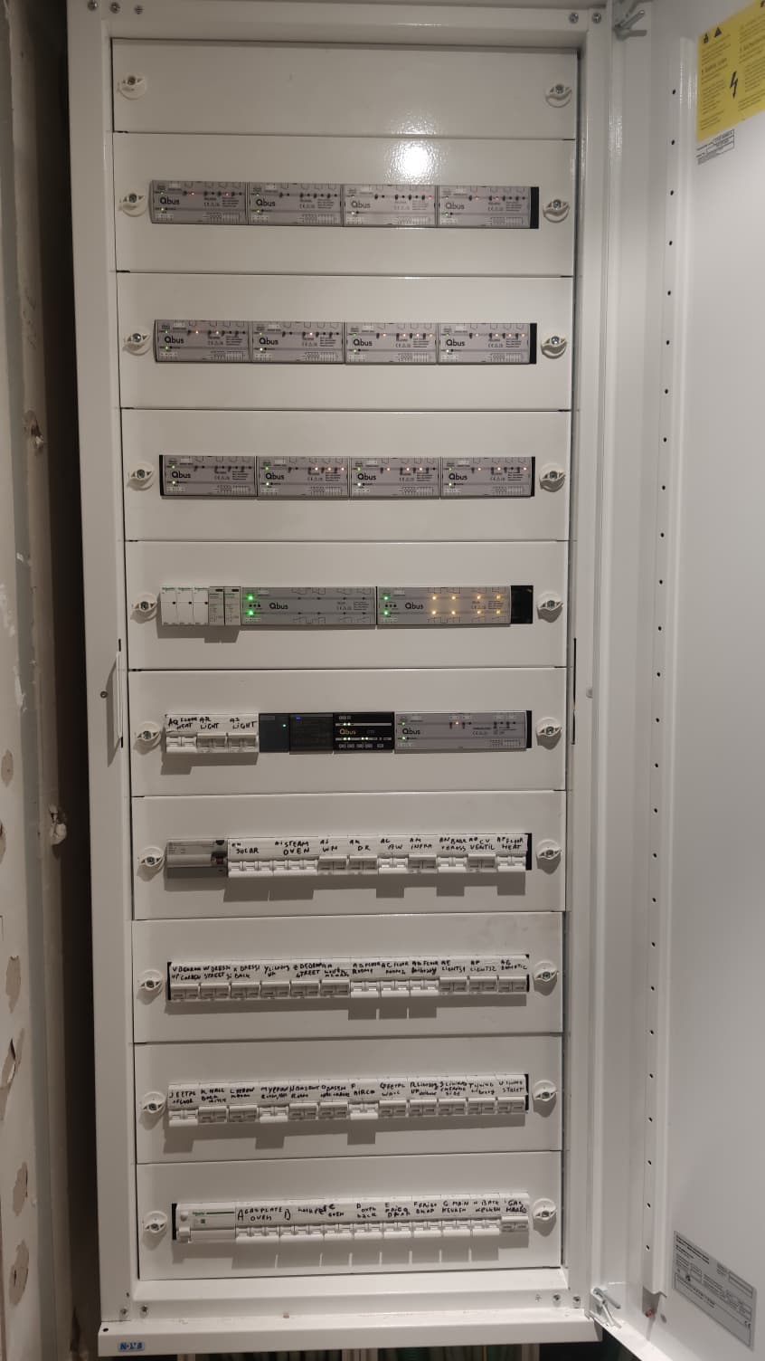 Custom electrical distribution board with full Qbus home automation system